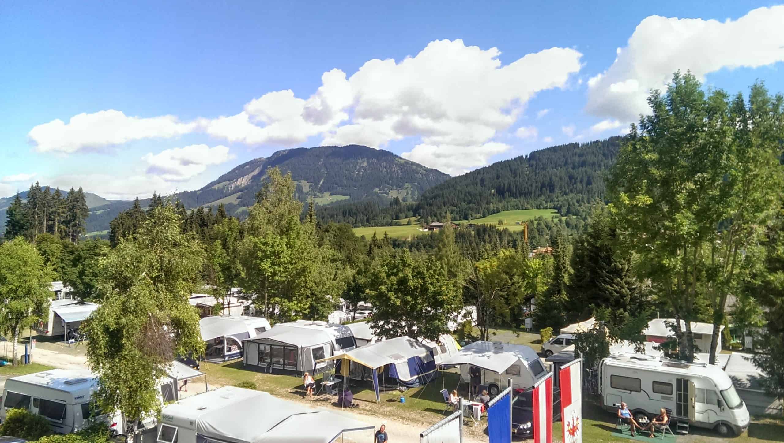 Das Bild zeigt einen Campingplatz in Tirol zwischen Bergen