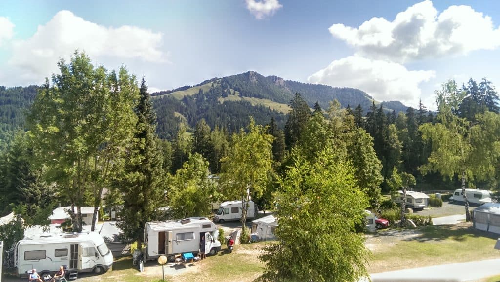 Bild eines Campingplatzes in Tirol. Dauercampingversicherung für feststehende Wohnwagen.